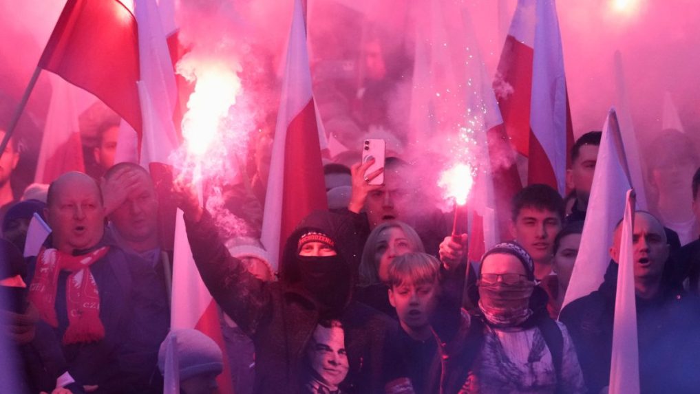 Ã„Â½udia drÃ…Â¾ia dymovnice na Pochode nezÃƒÂ¡vislosti vo VarÃ…Â¡ave.