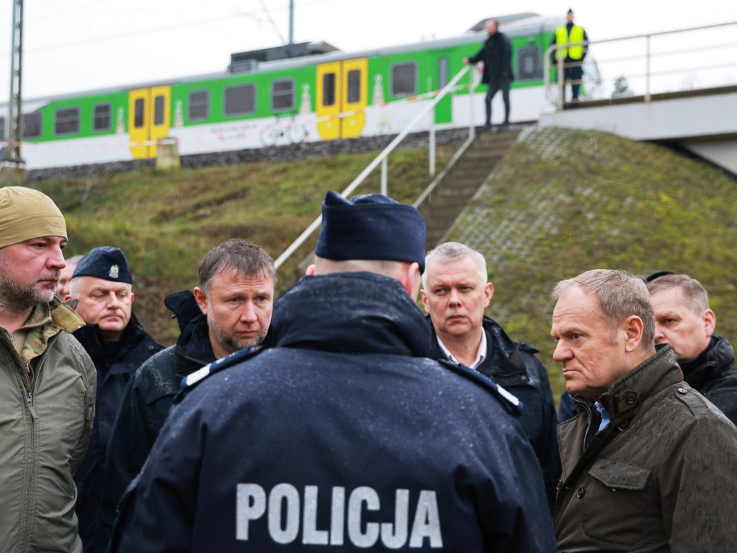 Poľský premiér Donald Tusk navštívil koľajnicovú trať, ktorú poškodil výbuch.