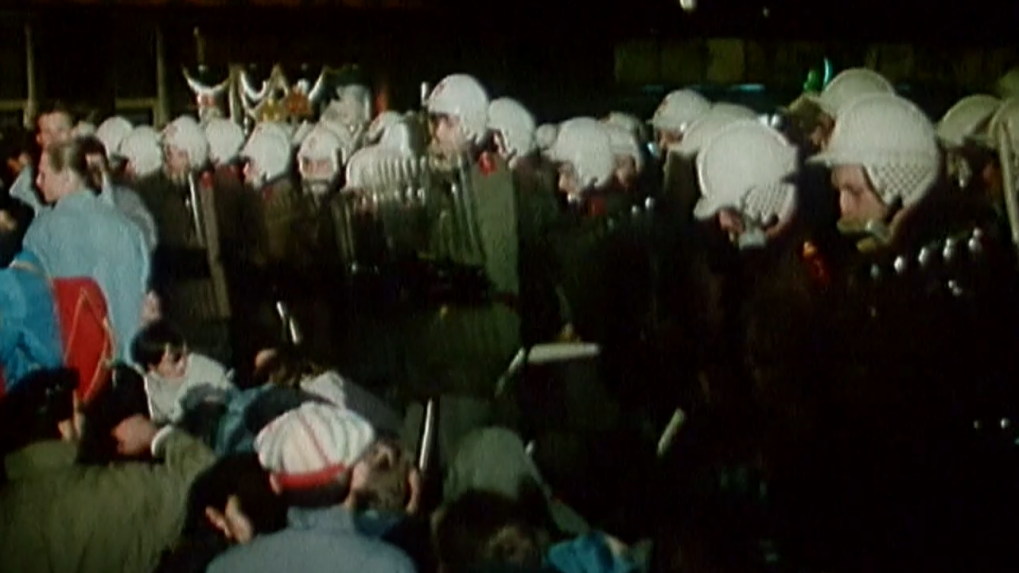 policajti proti študentom