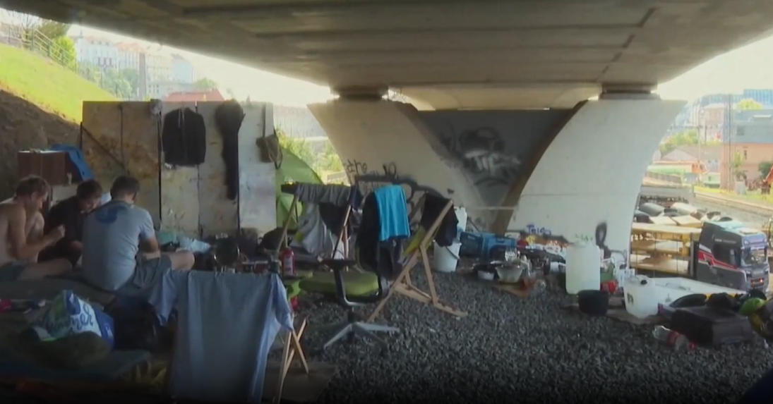 Život pod jedným z pražských mostov.