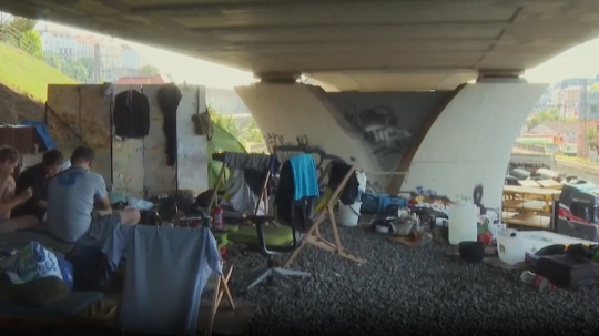 Život pod jedným z pražských mostov.