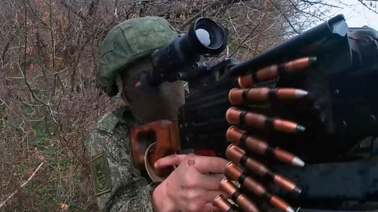 Ruský vojak strieľa na bližšie nešpecifikovanom mieste na Ukrajine,