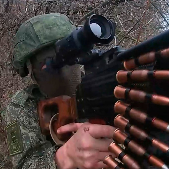 Ruský vojak strieľa na bližšie nešpecifikovanom mieste na Ukrajine,