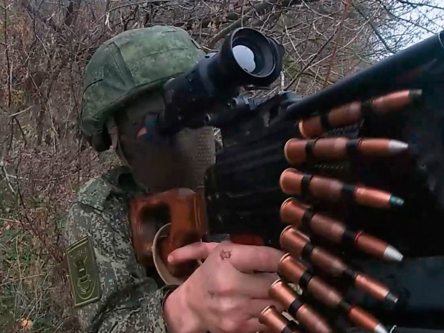 Ruský vojak strieľa na bližšie nešpecifikovanom mieste na Ukrajine,