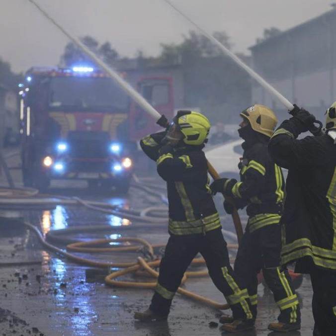 Hasiči hasia požiar po útoku ruskej armády na ukrajinské mesto Volyň.