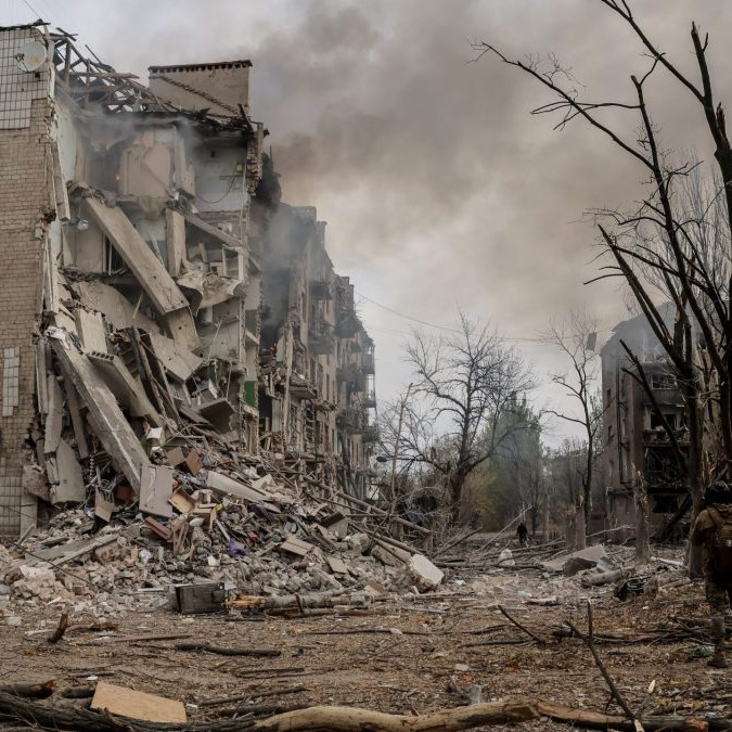 Muž pri zničených bytovkách v Doneckej oblasti.