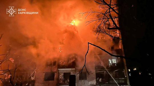 Horiaca bytovka po ruskom útoku v Charkovskej oblasti.