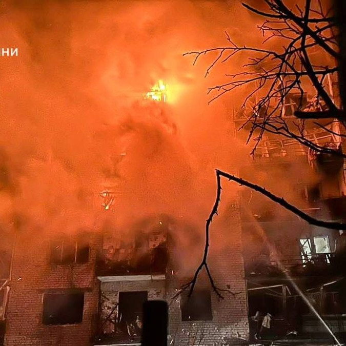 Horiaca bytovka po ruskom útoku v Charkovskej oblasti.