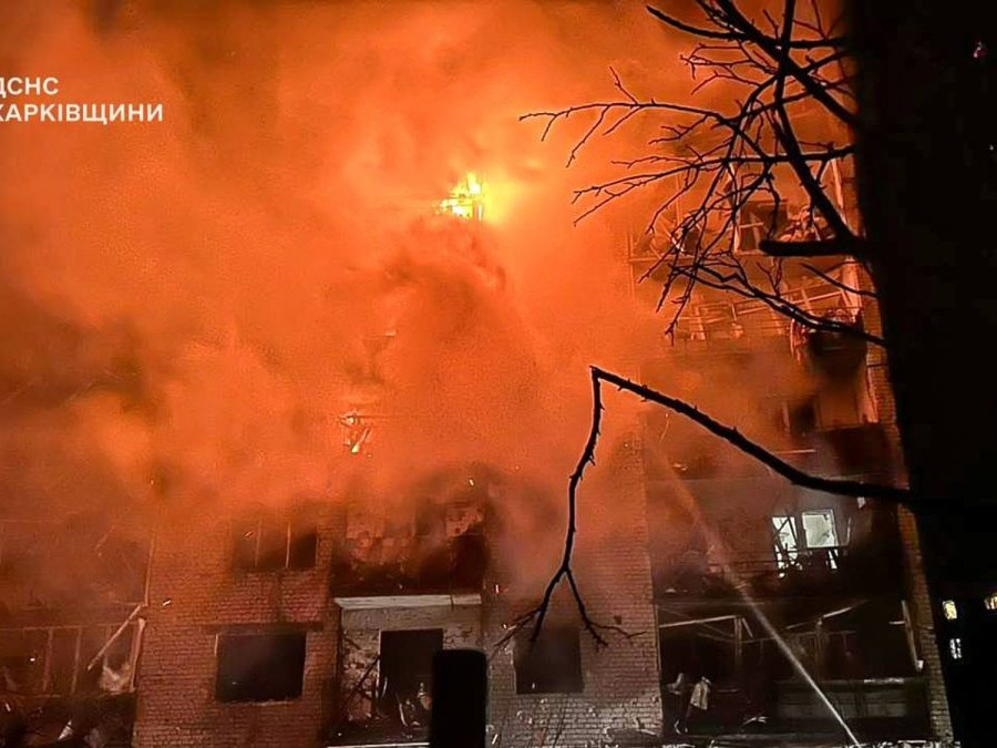 Horiaca bytovka po ruskom útoku v Charkovskej oblasti.