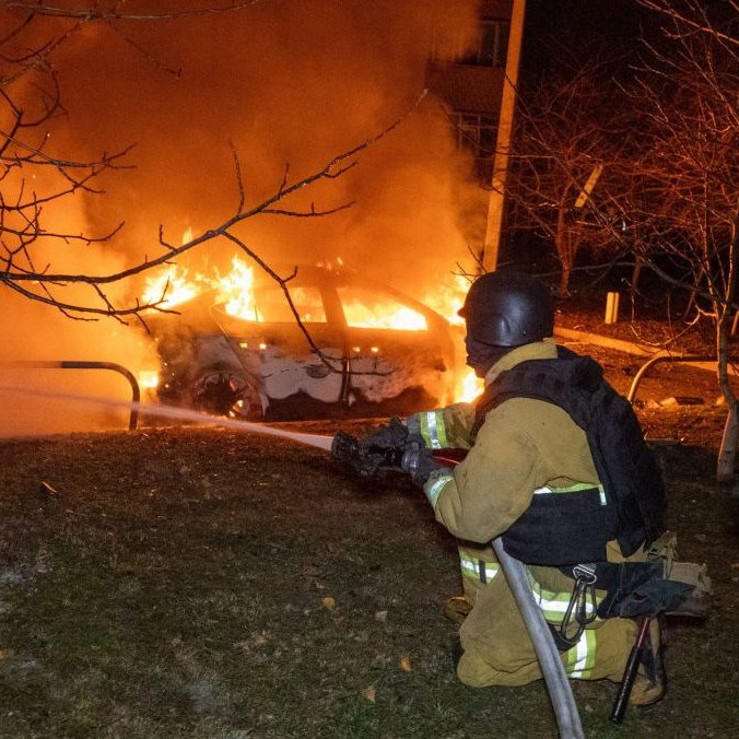 Hasiči hasia požiar po ruskom útoku na Charkov.