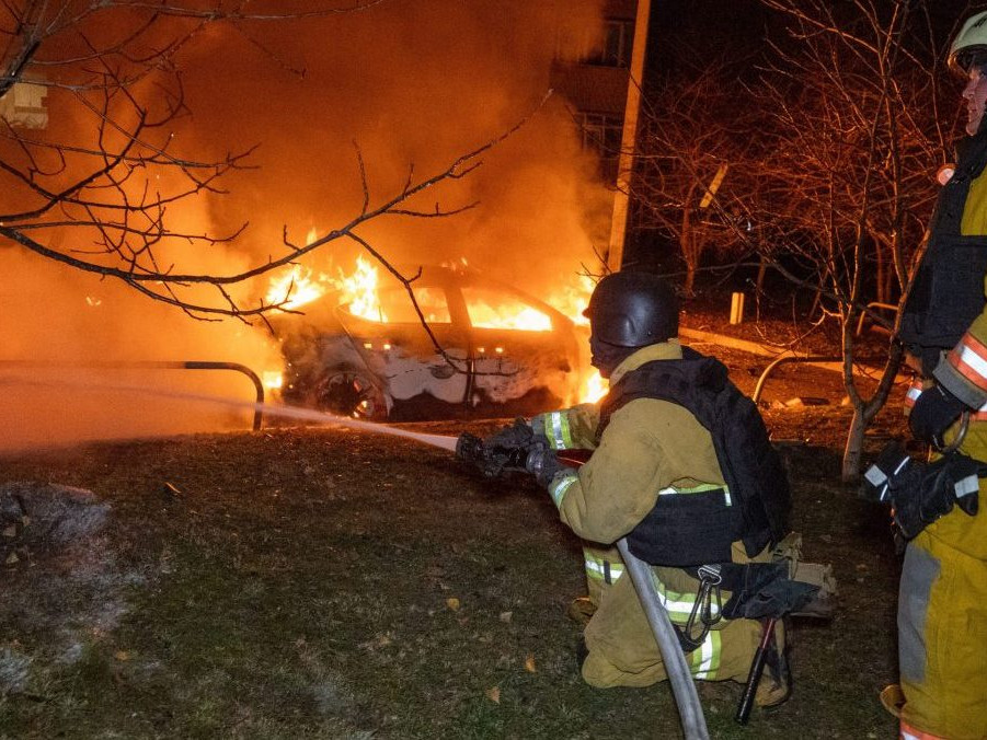 Hasiči hasia požiar po ruskom útoku na Charkov.