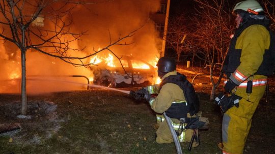 Hasiči hasia požiar po ruskom útoku na Charkov.