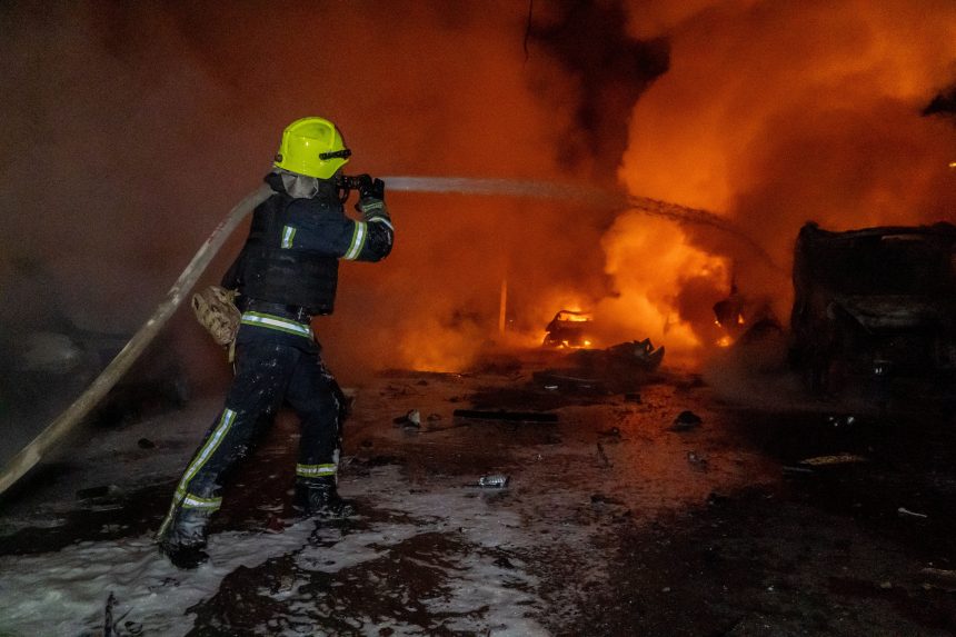 Hasiči hasia požiar po ruskom útoku na Charkov.