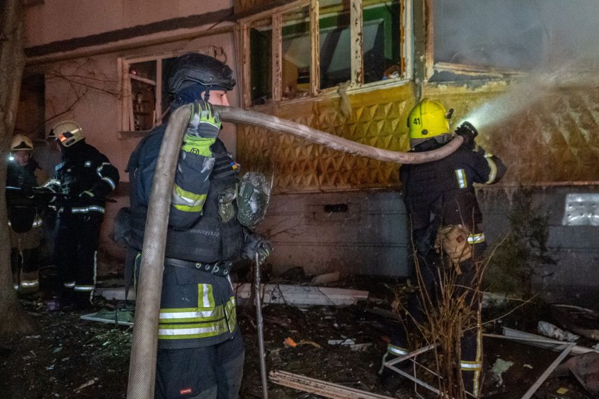Hasiči hasia požiar po ruskom útoku na Charkov.