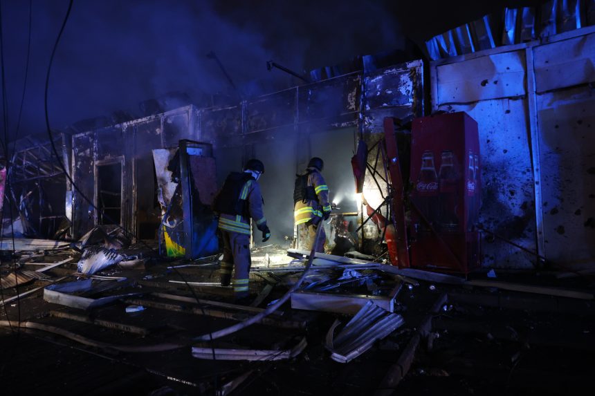 Záchranári pracujú po útoku na Záporožie.