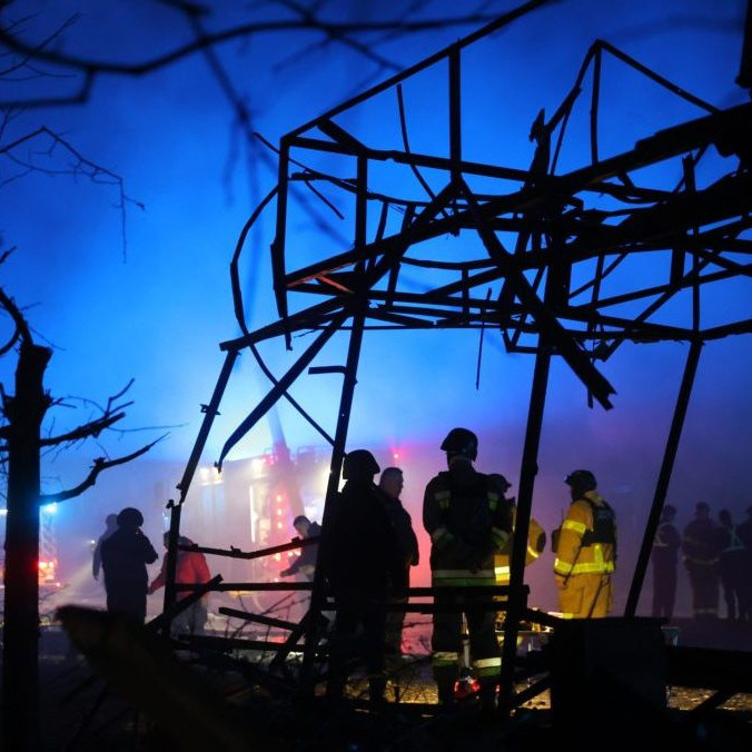 Záchranári pracujú po útoku na Záporožie.