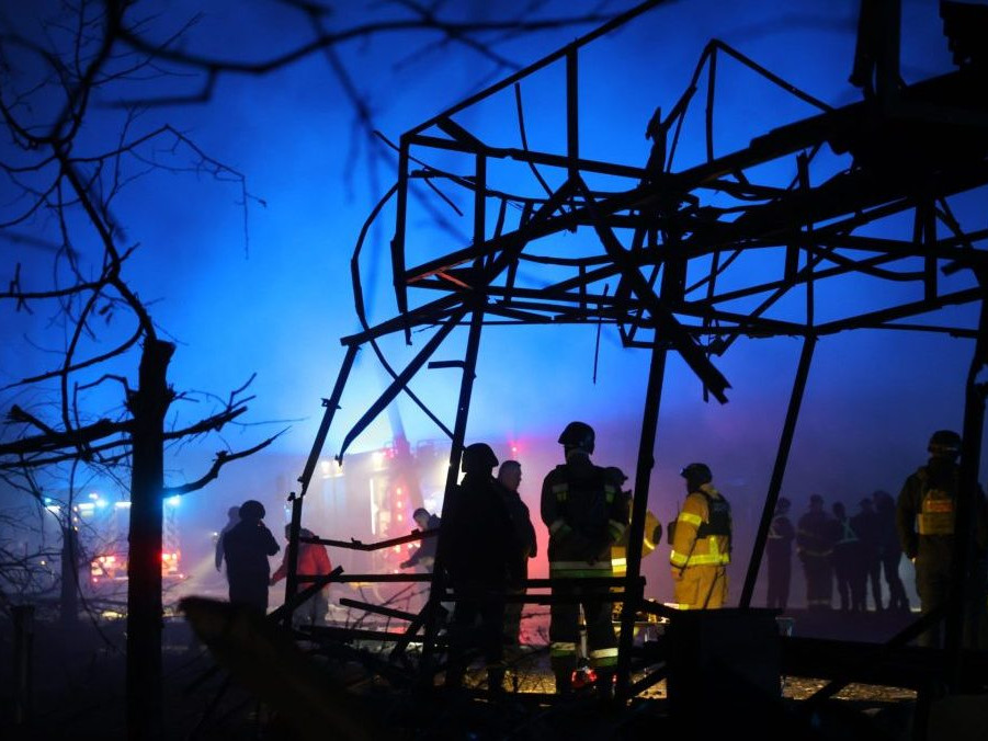 Záchranári pracujú po útoku na Záporožie.