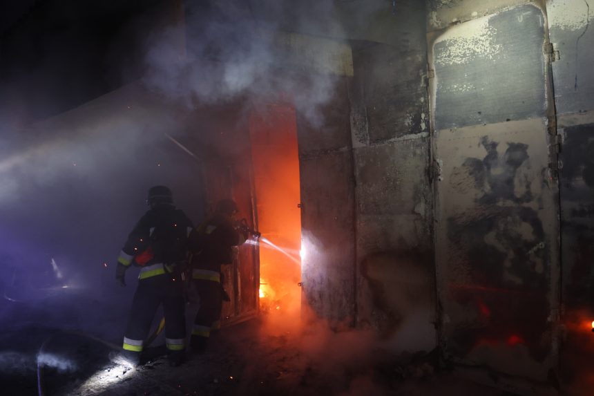 Záchranári pracujú po útoku na Záporožie.