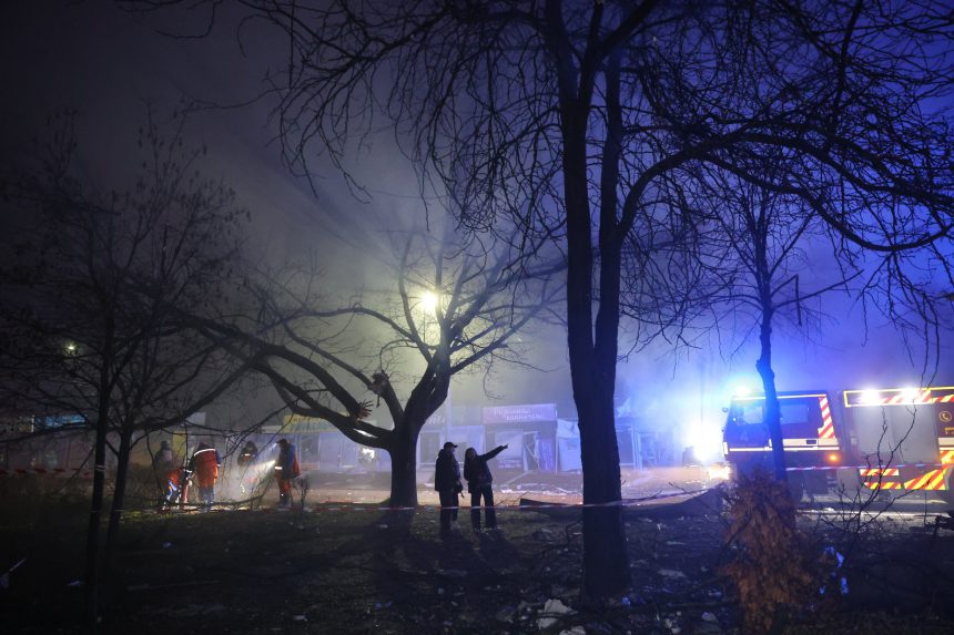 Záchranári pracujú po útoku na Záporožie.
