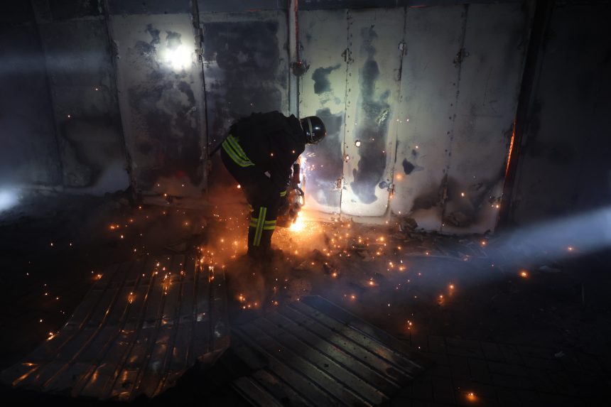 Záchranár pracuje po útoku na Záporožie.