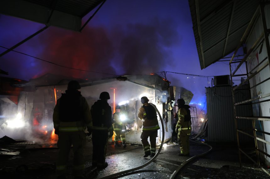 Záchranári pracujú po útoku na Záporožie.