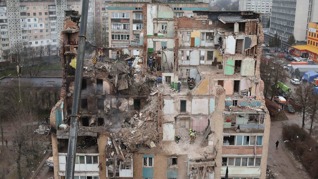 Ruským útokom zničená bytovka v Tenropile.