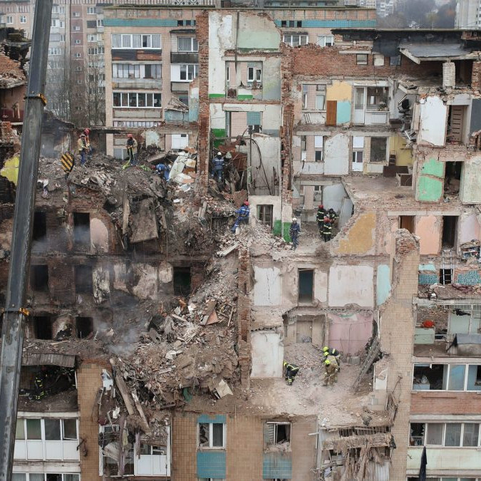 Ruským útokom zničená bytovka v Tenropile.