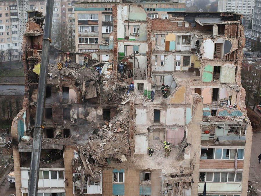 Ruským útokom zničená bytovka v Tenropile.