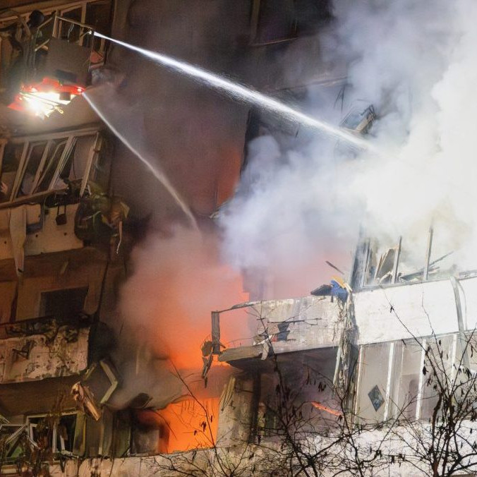 Hasiči hasia požiar po ruskom útoku na Ukrajine.