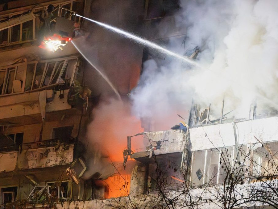 Hasiči hasia požiar po ruskom útoku na Ukrajine.