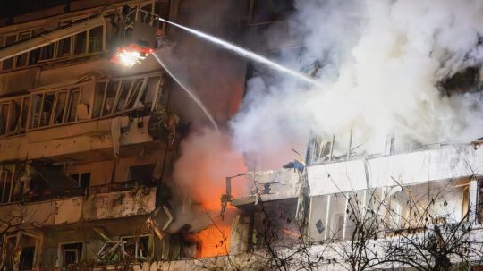 Hasiči hasia požiar po ruskom útoku na Ukrajine.