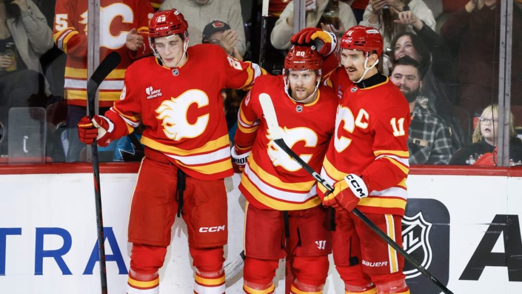 Samuel Honzek (vľavo) oslavuje gól so spoluhráčmi.