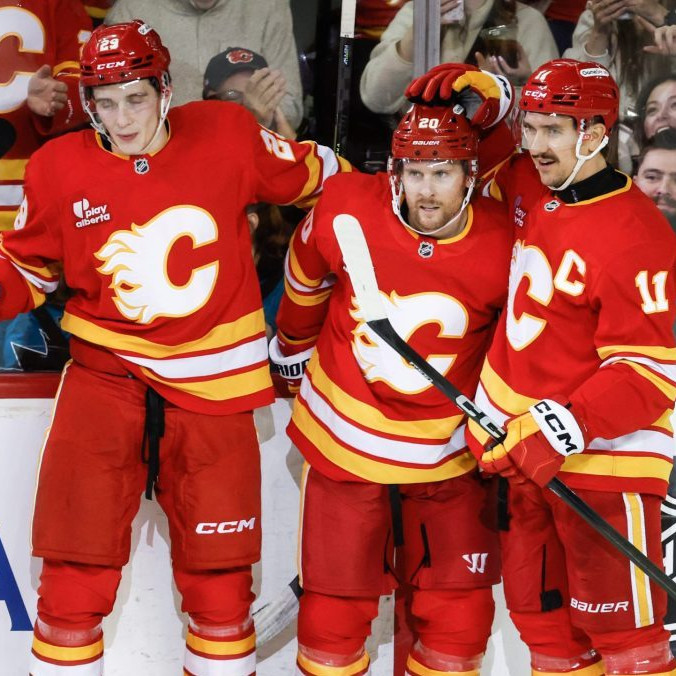 Samuel Honzek (vľavo) oslavuje gól so spoluhráčmi.