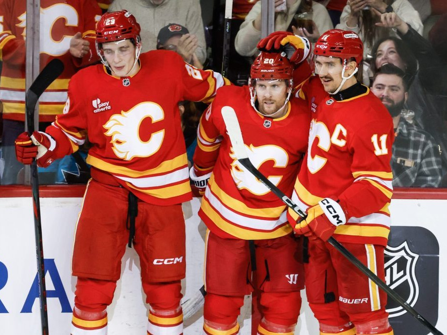 Samuel Honzek (vľavo) oslavuje gól so spoluhráčmi.