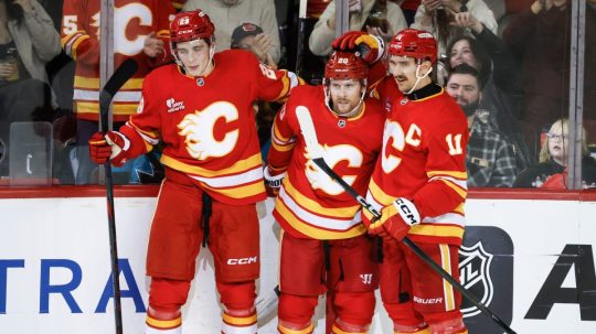 Samuel Honzek (vľavo) oslavuje gól so spoluhráčmi.