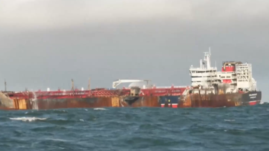 Ilustračná snímka zasiahnutého ropného tankeru.