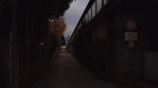 Na snímke Tolstého ulica v Žiline v tme.