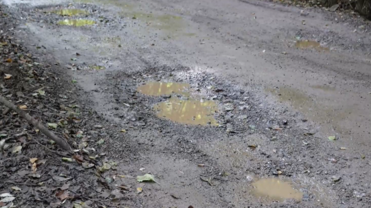 Cesta v chatovej a záhradkárskej oblasti v Kopernickej doline.