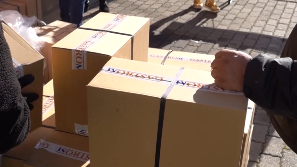 Na snímke balíčky s potravinovou a hygienickou pomocou.