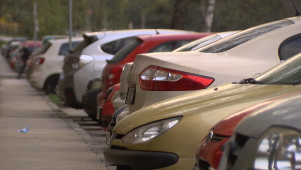 Na snímke zaparkované autá.