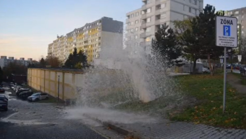 Nehoda auta s hydrantom skončila vytopením ulice.