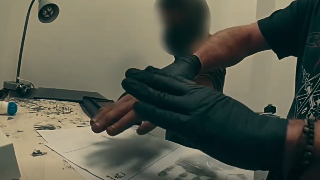 Na snímke zadržaný 22-ročný muž, ktorý mal bodnúť nožom svojho synovca.