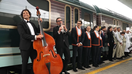 Na snímke zamestnanci Orient Expressu.