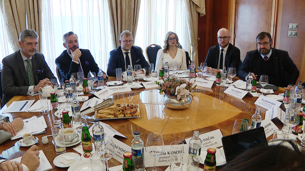 Advokáti a sudcovia sa sťažujú na zásahy do dôvernej komunikácie s klientmi. Rezort spravodlivosti zmeny zatiaľ neplánuje