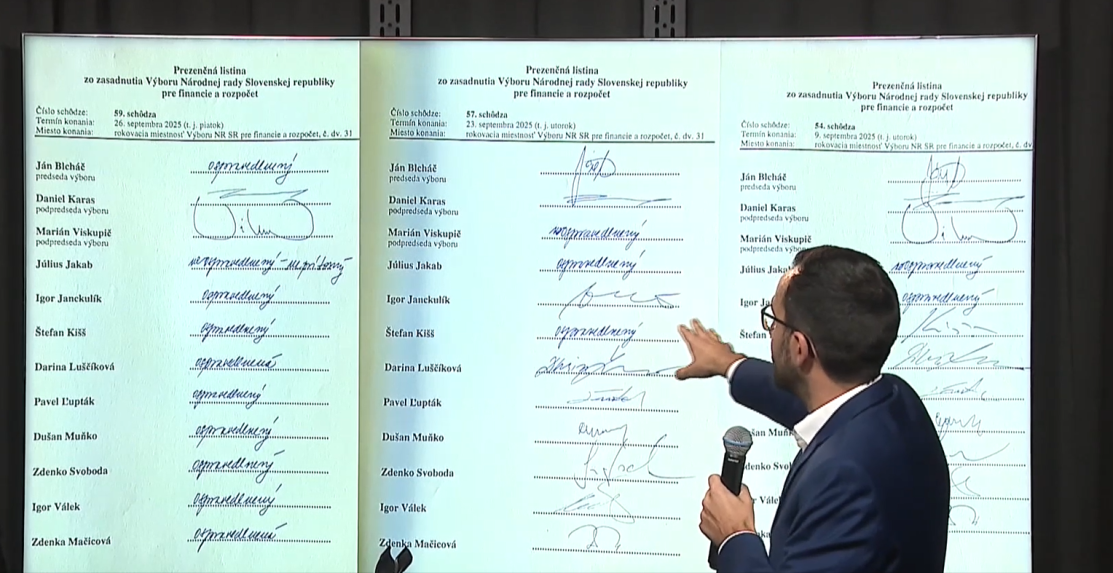 Na snímke poslanec Jakab ukazuje dochádzkový list.