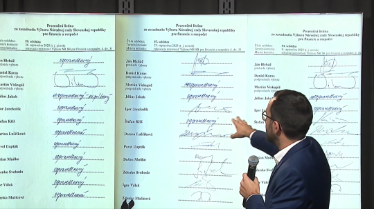 Na snímke poslanec Jakab ukazuje dochádzkový list.