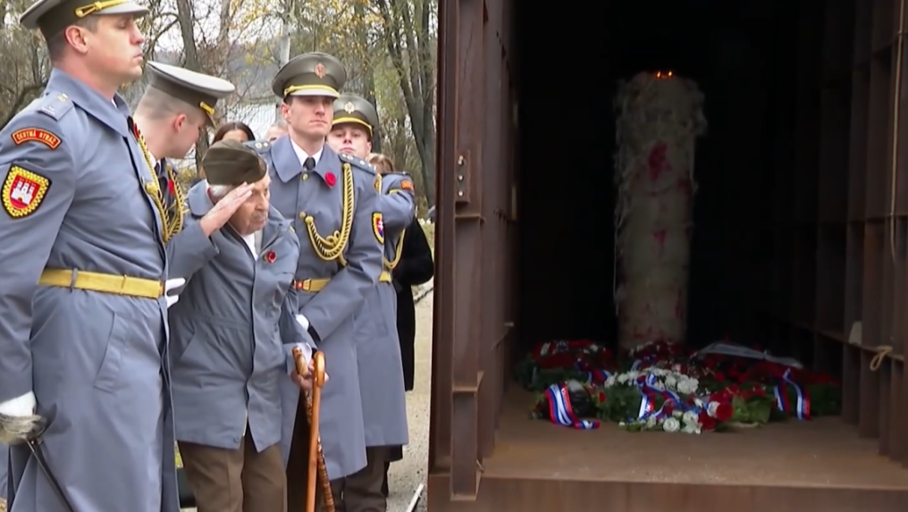 Na snímke vojnový veterán Vladimír Strmeň a ďalší vojaci v Banskej Bystrici.