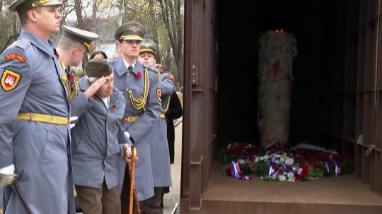 Na snímke vojnový veterán Vladimír Strmeň a ďalší vojaci v Banskej Bystrici.