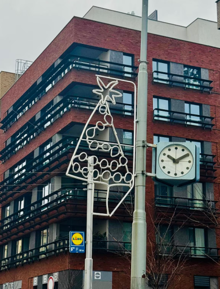 SvetelnÃƒÂ© dekorÃƒÂ¡cie zobrazujÃƒÂº anjela, darÃ„Âek, snehuliaka, stromÃ„Âek a rybu.