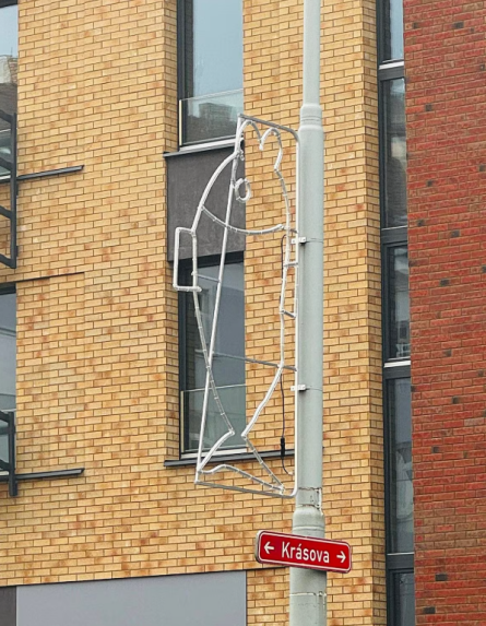 Kapor, anjel či snehuliak zdobia Seifertovu ulicu.